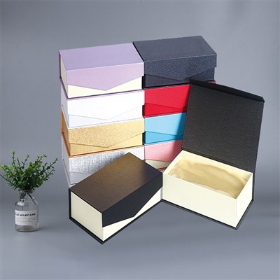 Box mit Magnetverschluss für Kleidung