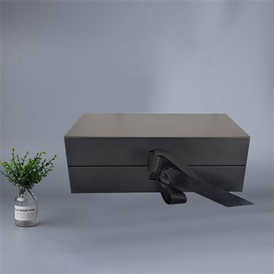 Faltbare Geschenkbox mit Schleife